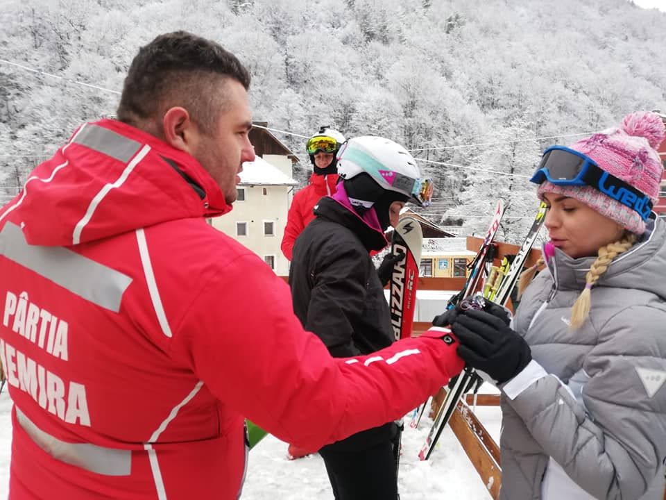 FOTO: Mărțișoare de...zăpadă pe pârtia Nemira