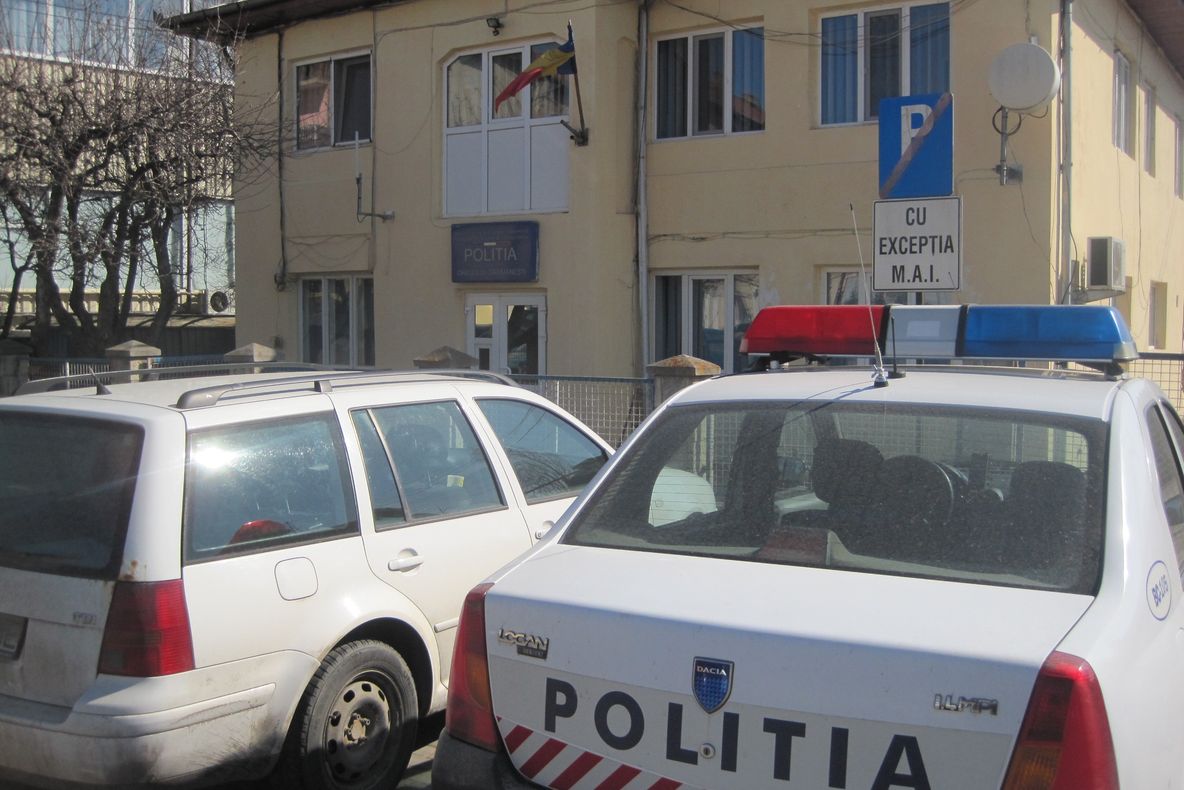 Foto:Fata de 14 ani care și-a omorât mama cu o lovitură de cuțit a fost arestată. Ea va fi expertizată psihiatric