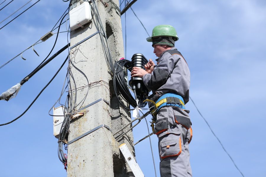 VREM FIBRĂ OPTICĂ! Strigă locuitorii singurului oraș din județ fără servicii de internet și televiziune digitală prin fibră optică