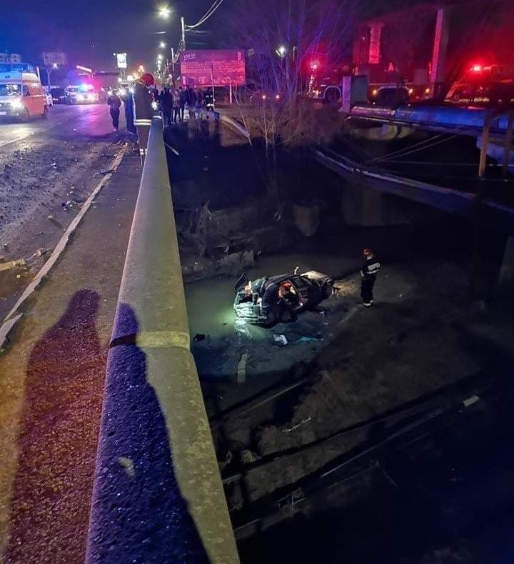 Accident spectaculos la Comănești! Un autoturism, “împins” ca la popice de pe pod direct în râu!