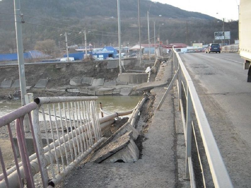 Podul peste Trotuș de la Onești mai așteaptă! Lucrările s-au scumpit peste noapte