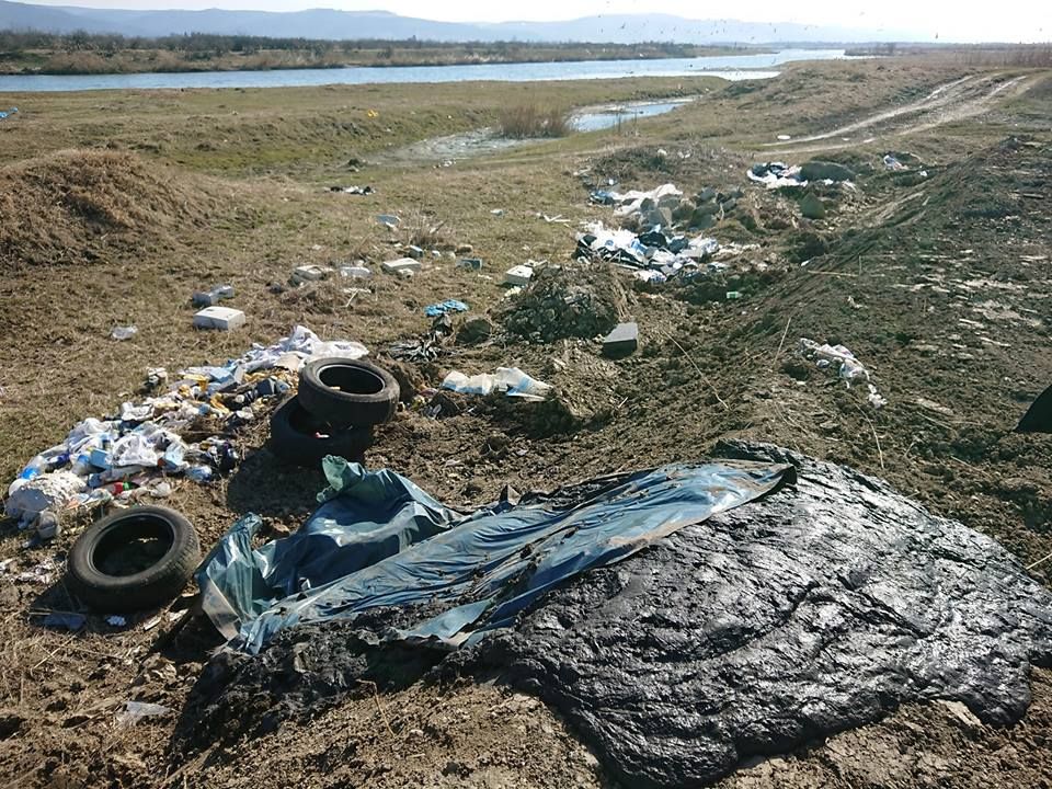 FOTO: Cauciucuri uzate, aruncate lângă lacul Galbeni!  A fost sesizată Garda de Mediu