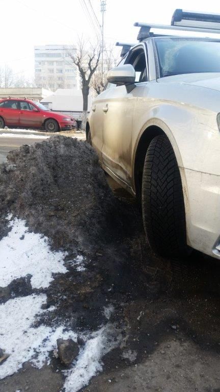 Cel mai scump nisip din lume: Primăria Bacău- peste 11.000 de lei despăgubiri pentru o mașină avariată într-o movilă de pe drum