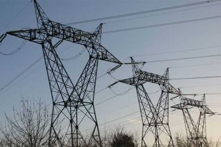 Mii de locuințe din Bacău, fără curent electric din cauza vântului puternic