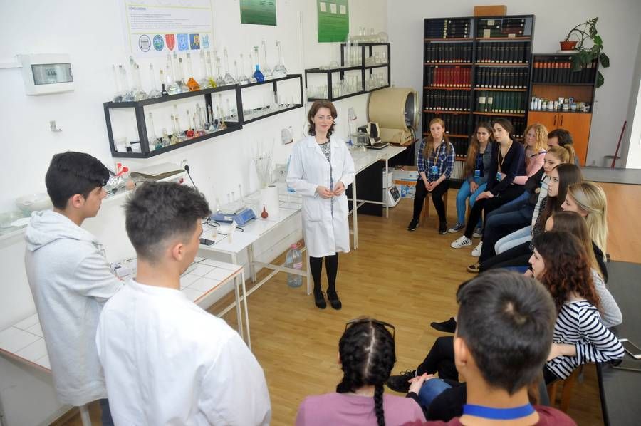 Șansă pentru liceenii din Bacău: să fie studenţi fără admitere şi fără concurs de dosare!