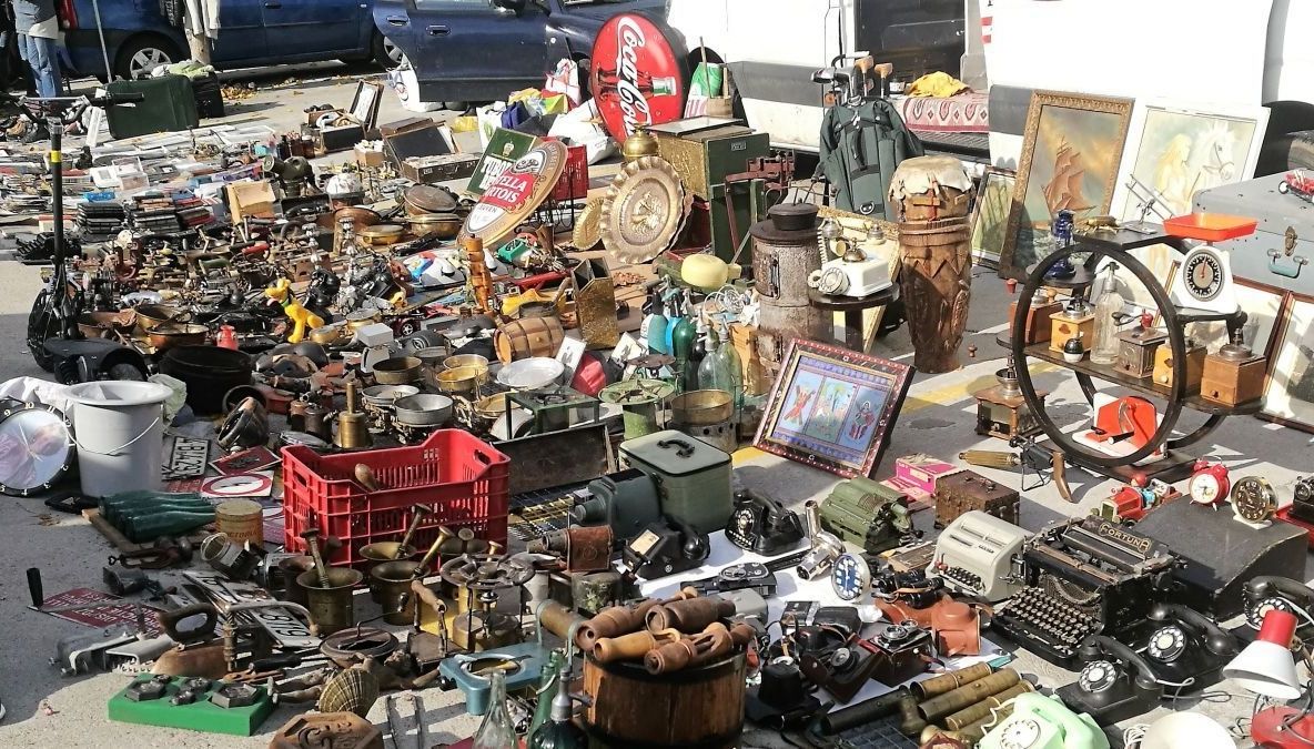 Șoc pentru băcăuanii care au făcut cumpărături la târgul săptămânal:  au dat banii pe butoaie și cazane furate!