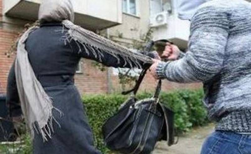 Băcăuan reținut la Buzău după ce i-a smuls geanta unei bătrâne