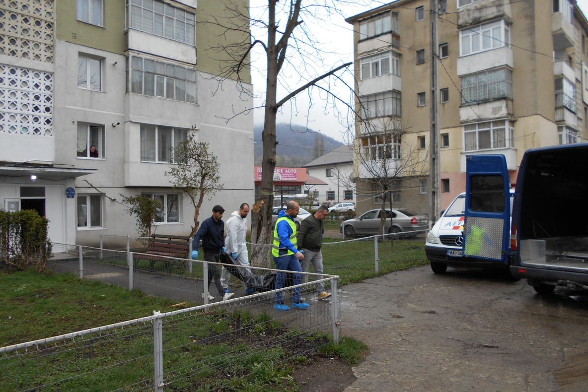 FOTO: Măcel în bucatărie! O asistentă medicală de la Crucea Roșie Bacău, în stare gravă la spital după ce și-ar fi omorât concubinul