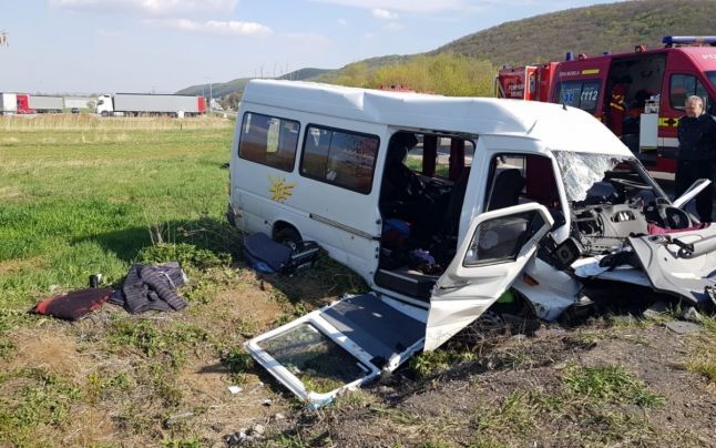 ULTIMA ORĂ: Un microbuz cu elevi din Bacău s-a răsturnat. 11 persoane  au fost rănite. A fost activat „Planul roşu de intervenţie”