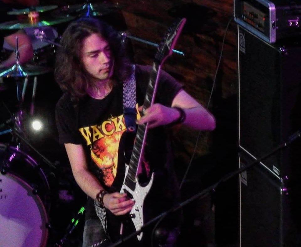 VIDEO: Andrei, un viitor chitarist cu potențial din Comănești, promovat de o mare casă de discuri din SUA