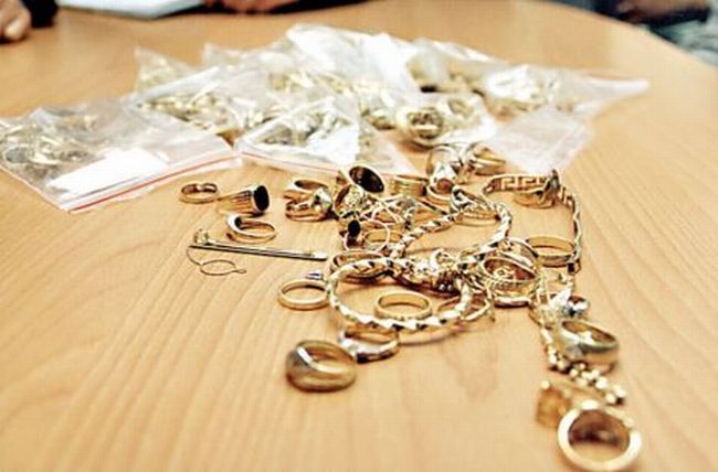 Atenție în cine aveți încredere! Prădat de bijuterii de mii de lei de prietenii cei mai buni