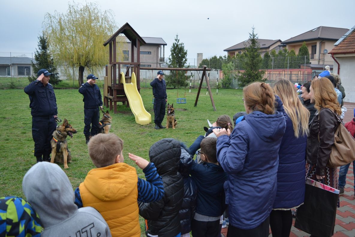 FOTO: Jandarmi în patru labe. Cum au reușit câinii Jandarmeriei Bacău să ajungă la inimile unor prichindei de grădiniță