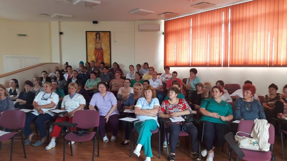 Infirmierele și îngrijitoarele de la Spitalul Județean Bacău se școlesc. Cursurile au început...cu un examen!