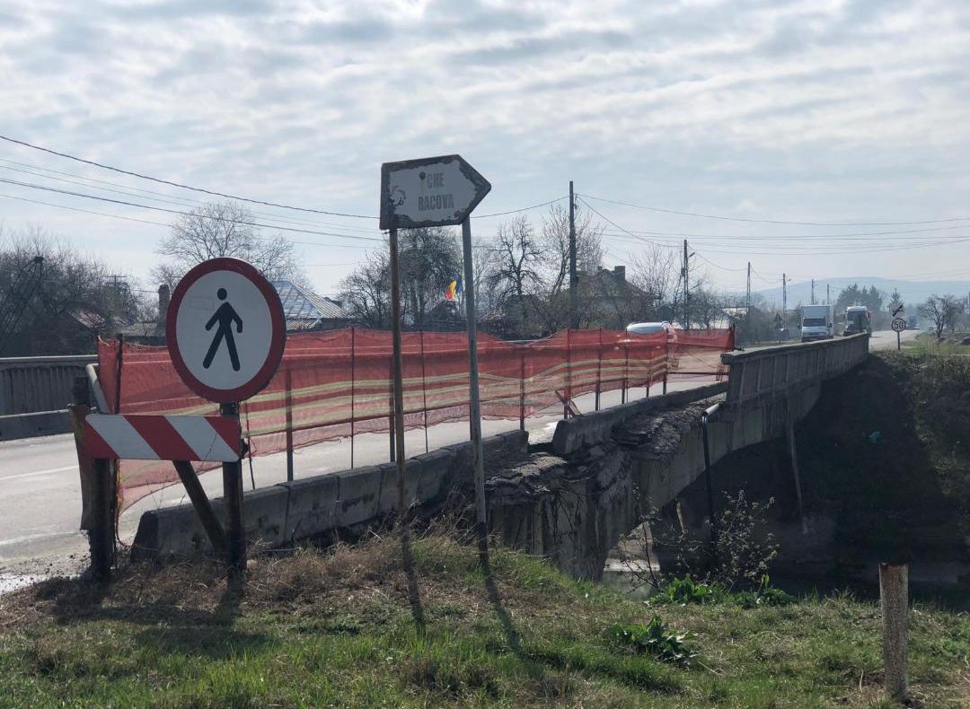 “Podul Morții” între Bacău și Piatra Neamț. Se destramă bucată cu bucată