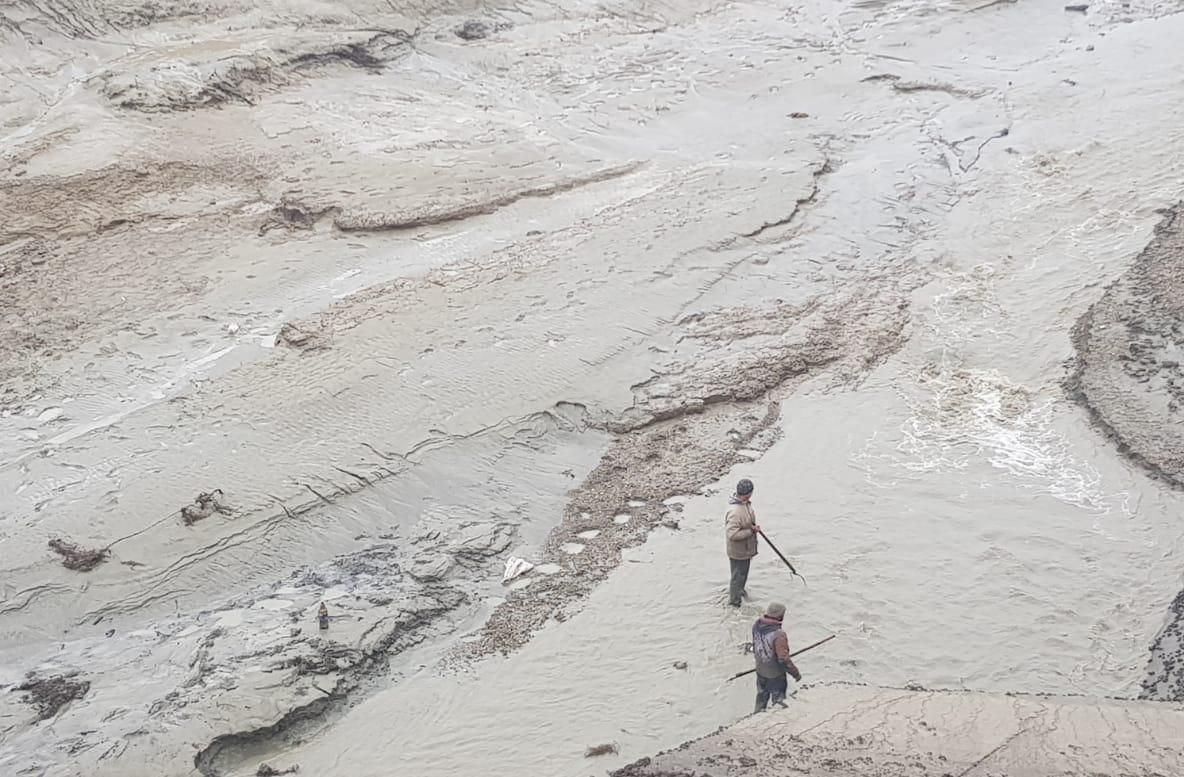 FOTO/VIDEO Tehnică nouă: pescuit cu furca pe Lacul Galbeni. Lacul a fost secat pentru lucrările la Șoseaua de Centură a Bacăului