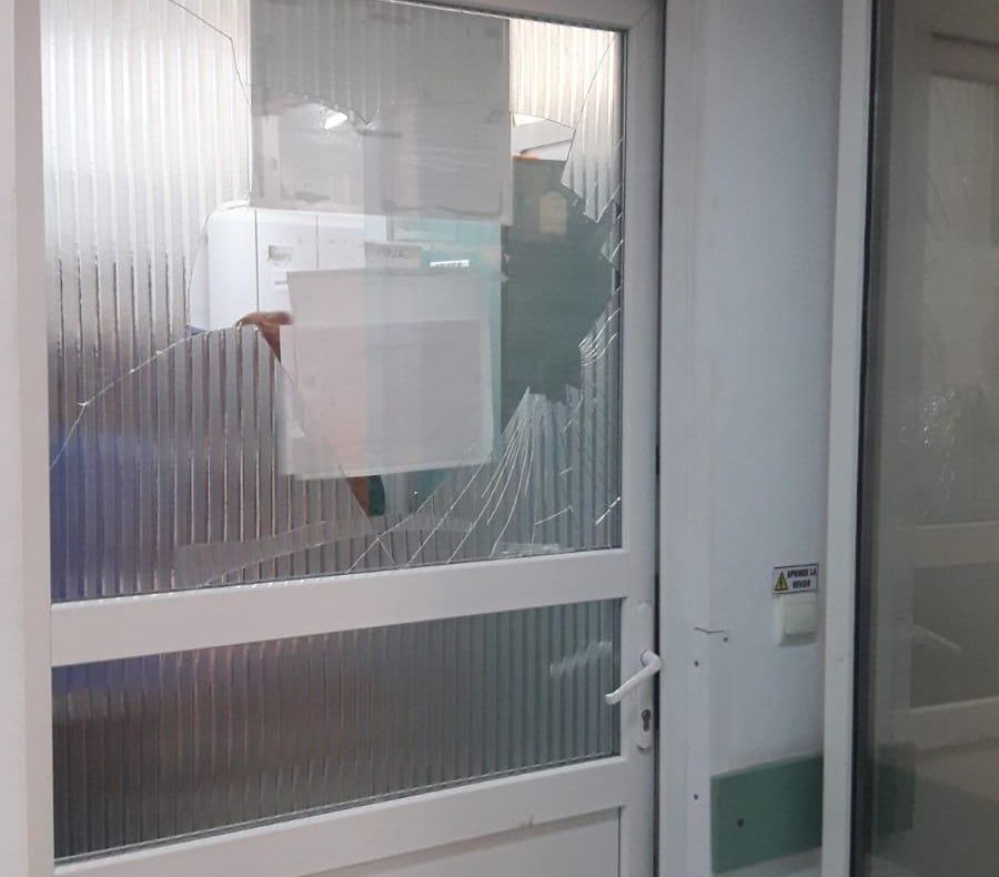 Un șofer beat care a refuzat recoltarea de probe biologice s-a răzbunat pe geamul de la Urgențe