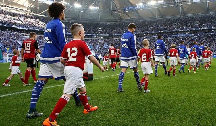 FOTO:De pe câmpul din Letea Veche, în fața a 60.000 de spectatori. Micii fotbaliști băcăuani, de mână cu vedetele Germaniei