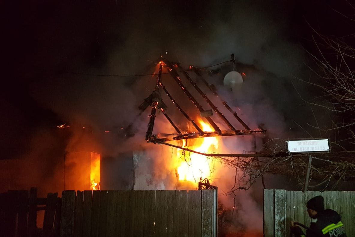 FOTO-VIDEO: Tragedie la Cașin! O fată de 9 ani și mama ei au ars de vii într-un incendiu izbucnit de la o lumânare. Cele două nu mai aveau curent electric, din cauza sărăciei