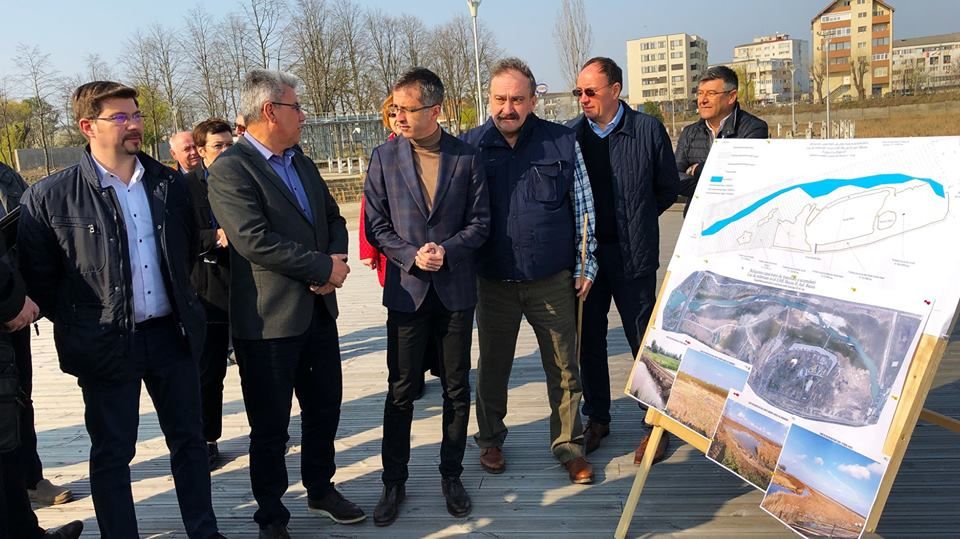 FOTO:Ministrul Apelor și Pădurilor a dat startul decolmatării la Insula de Agrement. Lucrările trebuiau încheiate de anul trecut