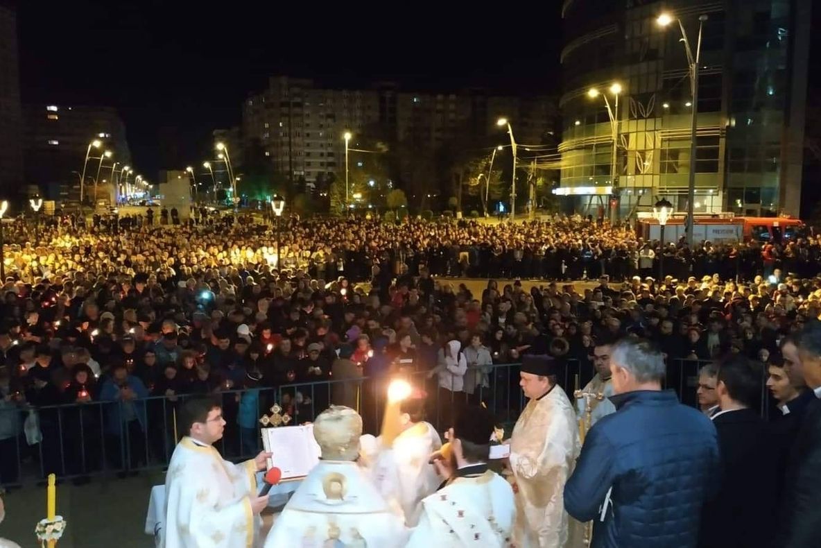 GALERIE FOTO: Slujba de Înviere, oficiată în centrul Bacăului de Părintele Ioachim, Arhiepiscopul Romanului și Bacăului