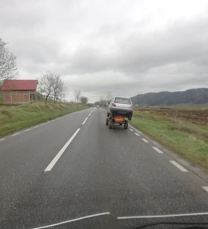 Imagine de “cascadorii râsului” pe o șosea din Bacău! Platformă auto de un cal putere