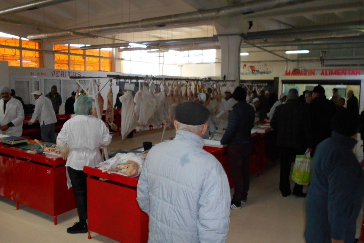 Miei puțini, mici și scumpi în Piața Centrală din Bacău de Paștele catolic