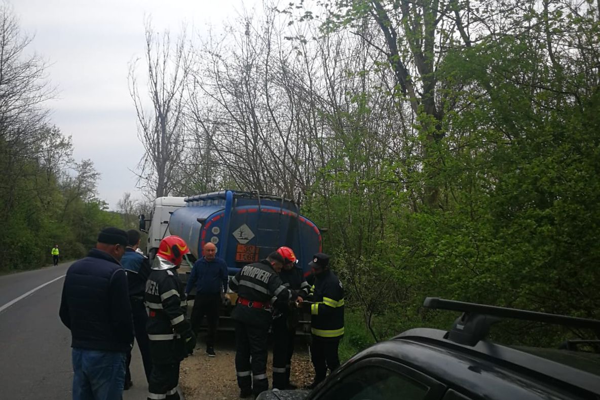 FOTO: Băcăuan cercetat pentru că a deversat produse petroliere într-un pârâu din Vrancea