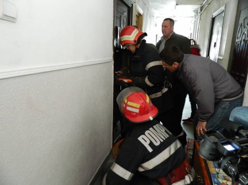Bătrân găsit mort în casă! Pompierii au spart ușa pentru ca rudele să ajungă la el