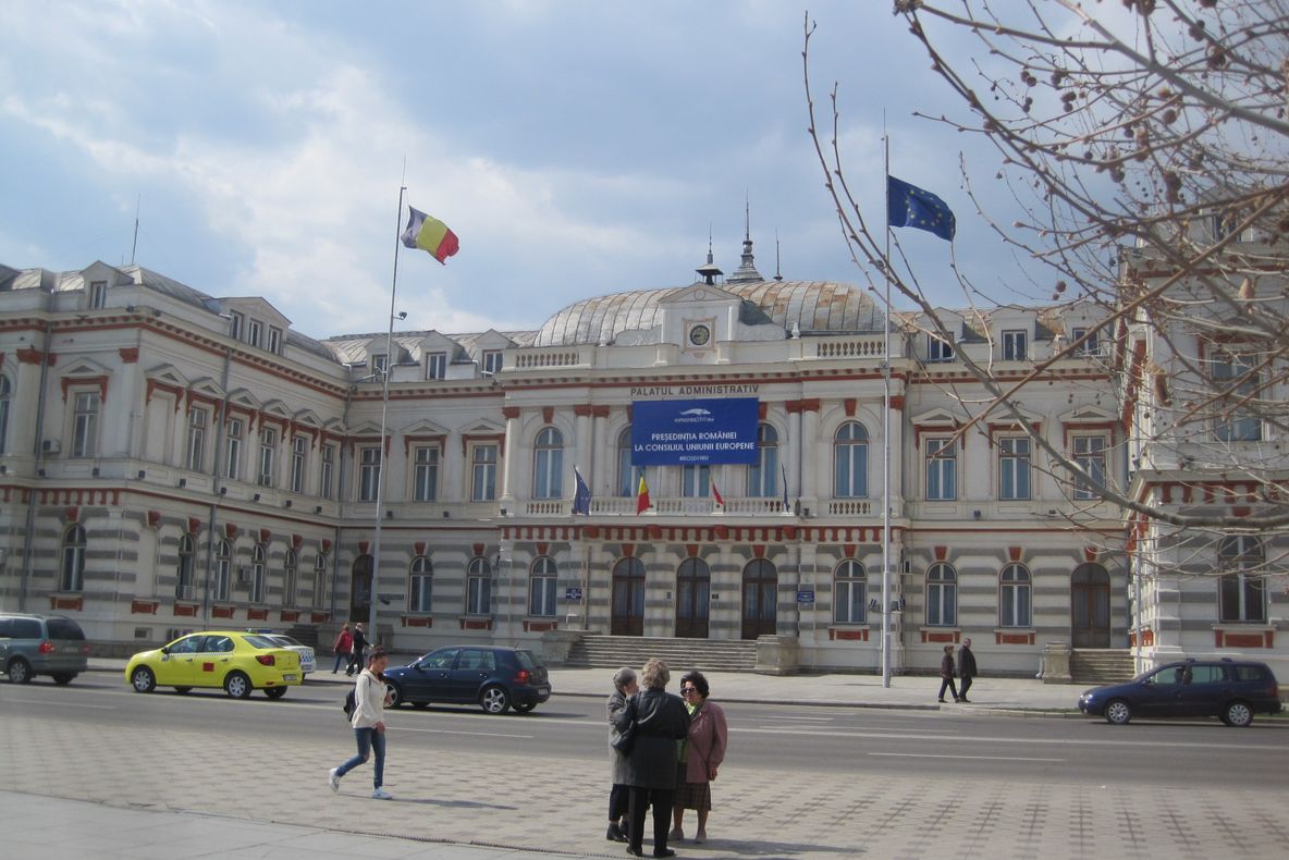 Prefectura își deschide larg porțile. Revedere cu foștii prefecți de Bacău