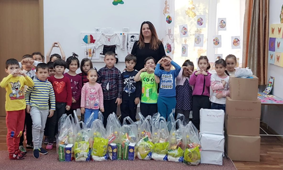 GALERIE FOTO: Gestul nobil făcut de princhindeii grădiniței din Racova pentru alți copii de grădiniță, sărmani