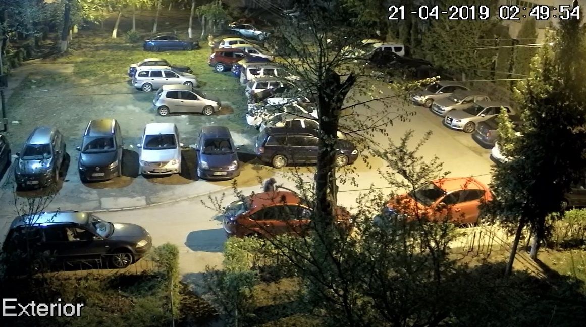 VIDEO:  A spart trei mașini parcate în Bacău, dar nu a furat nimic. Vandalul este căutat de poliție