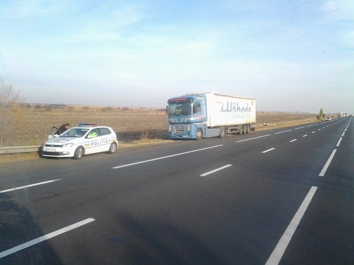 TIR înmatriculat în Bacău, implicat într-un accident în centrul Focșaniului. Șoferul nici n-a știut ce a făcut