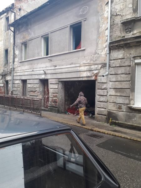 FOTO: Mașină burdușită cu țigări de contrabandă, oprită în trafic la Bacău. Peste 1600 de cartușe era înghesuite în autoturism