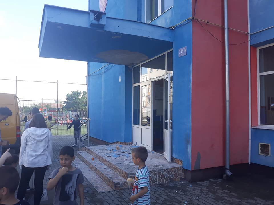 FOTO: Bărbați reținuți la Moinești după ce au făcut scandal într-o sală de jocuri