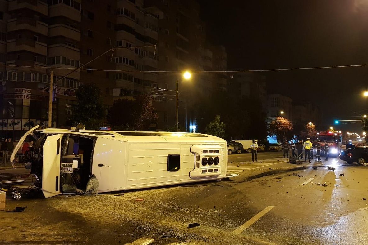 Accident cu 16 victime în municipiul Bacău. Un microbuz s-a răsturnat după ce a intrat în coliziune cu un autoturism