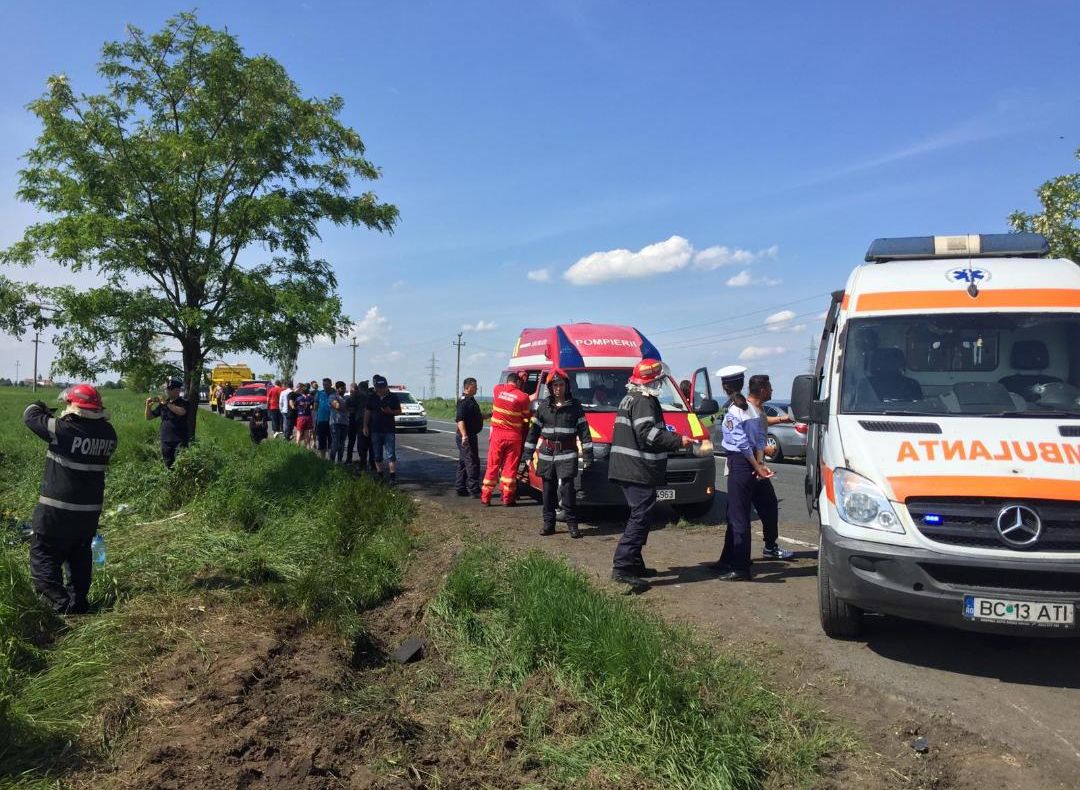 GALERIE FOTO: O familie spulberată de un TIR la Sascut. Oamenii se întorceau de la o nuntă și au oprit pe DN 2 cu mașina pe avarie
