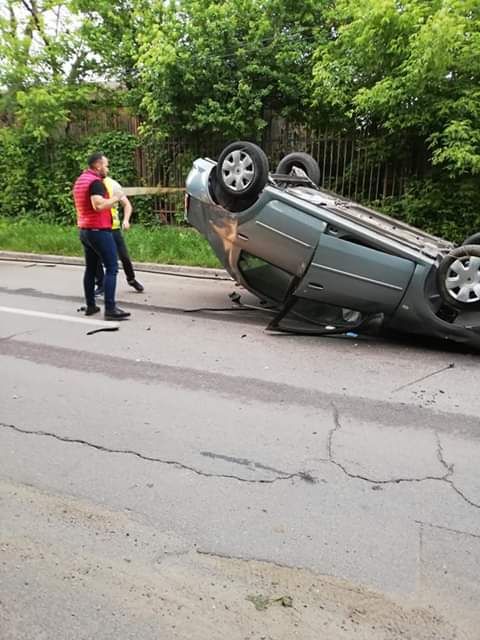 FOTO: Accident spectaculos lângă parcul Cancicov! O mașină s-a răsturnat după ce a lovit cu roata o gură de canal