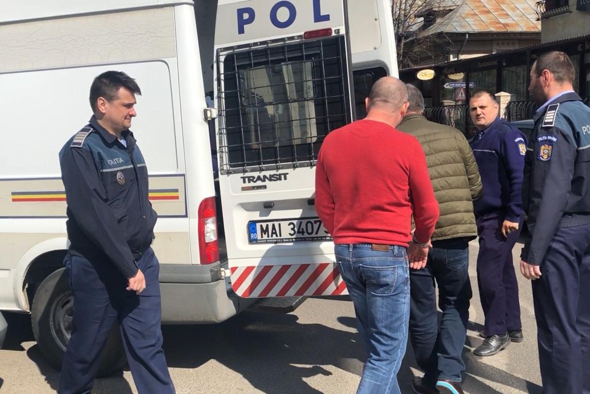 Control judiciar în dosarul de mită, șantaj și cămătărie. Unul dintre inculpați este polițist la Comănești