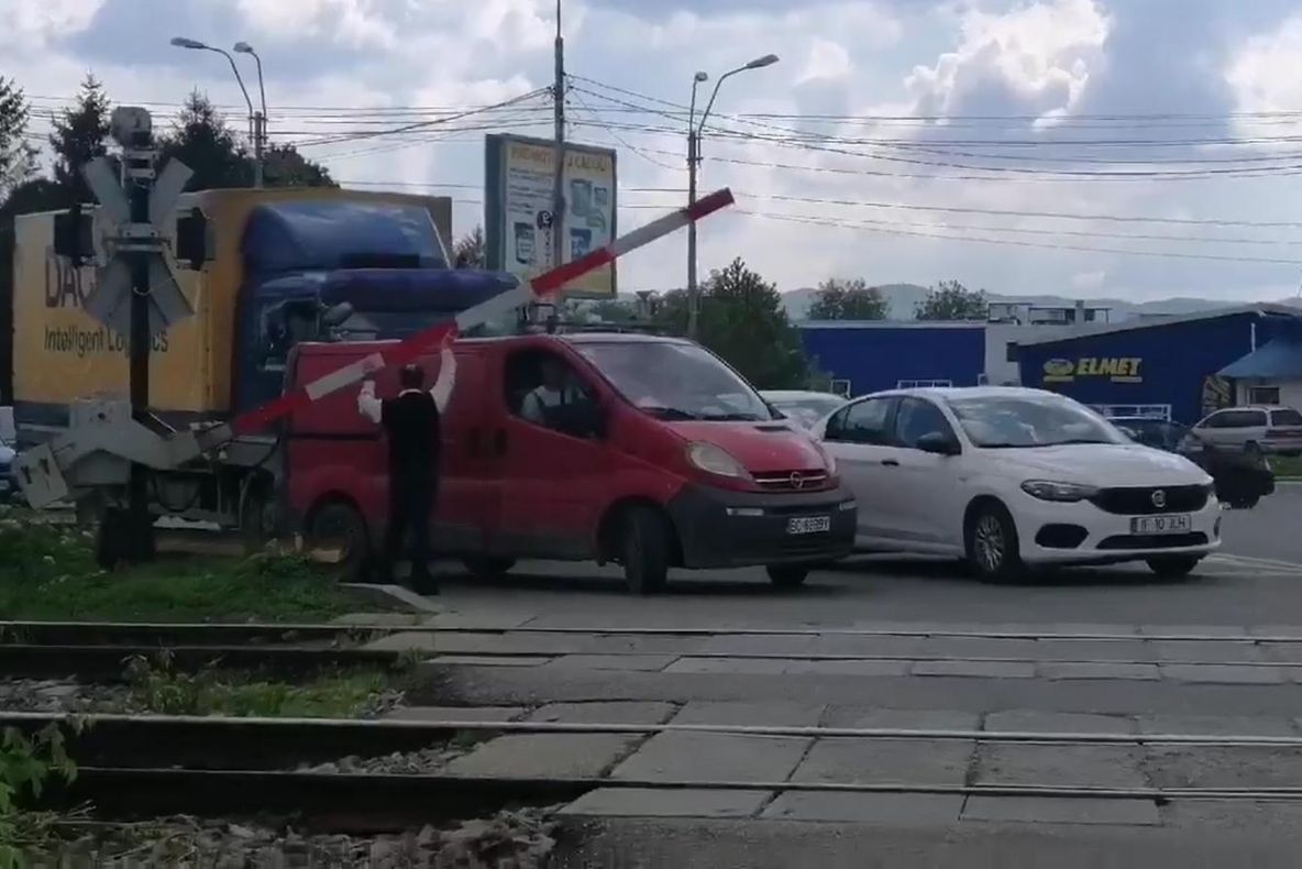 VIDEO: Ca în Stan și Bran: Mecanicul de locomotivă oprește trenul și coboară ca să pună bariera