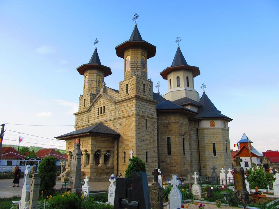 FOTO:Astăzi se resfințește biserica celor 18.600 de eroi de la Oituz. La slujba oficiată de trei ierarhi participă peste 100 de preoți și mii de credincioși din toată Moldova