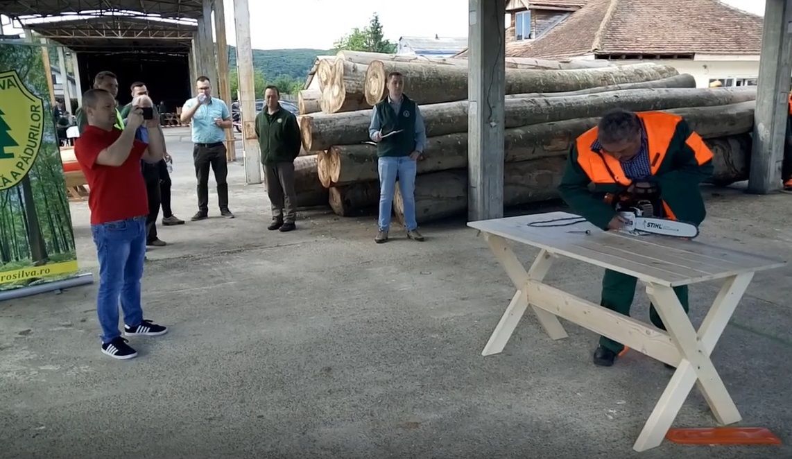 VIDEO: Concurs cu motofierăstraie. Cel mai bun fasonator din Bacău pleacă în Alba