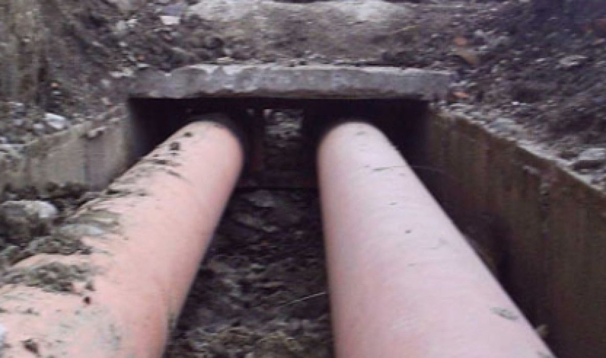 Bărbat din Moinești, cercetat pentru că a tăiat şi sustras tronsoane dintr-o conductă, din zona parcului petrolier