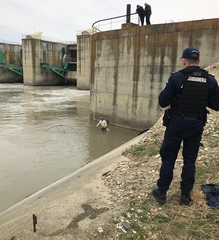 FOTO: După ce au pescuit cu furca, braconierii au trecut la crâsnice. Vezi ce au prins pe lacul Galbeni