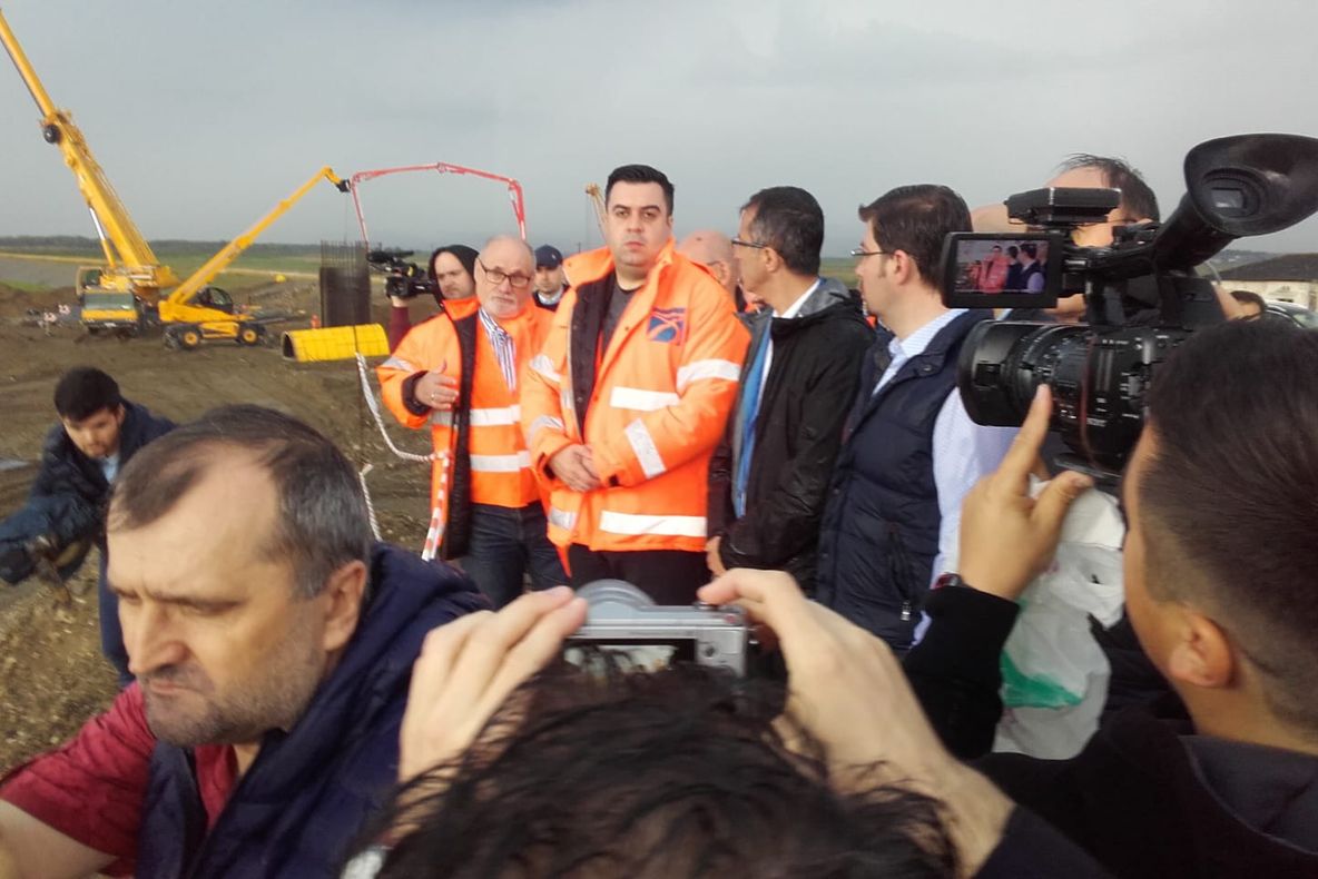 FOTO-VIDEO: Ministrul Cuc, a treia oară pe Varianta Ocolitoare a Bacăului. Un protestatar expropriat nu a fost băgat în seamă de oficialități