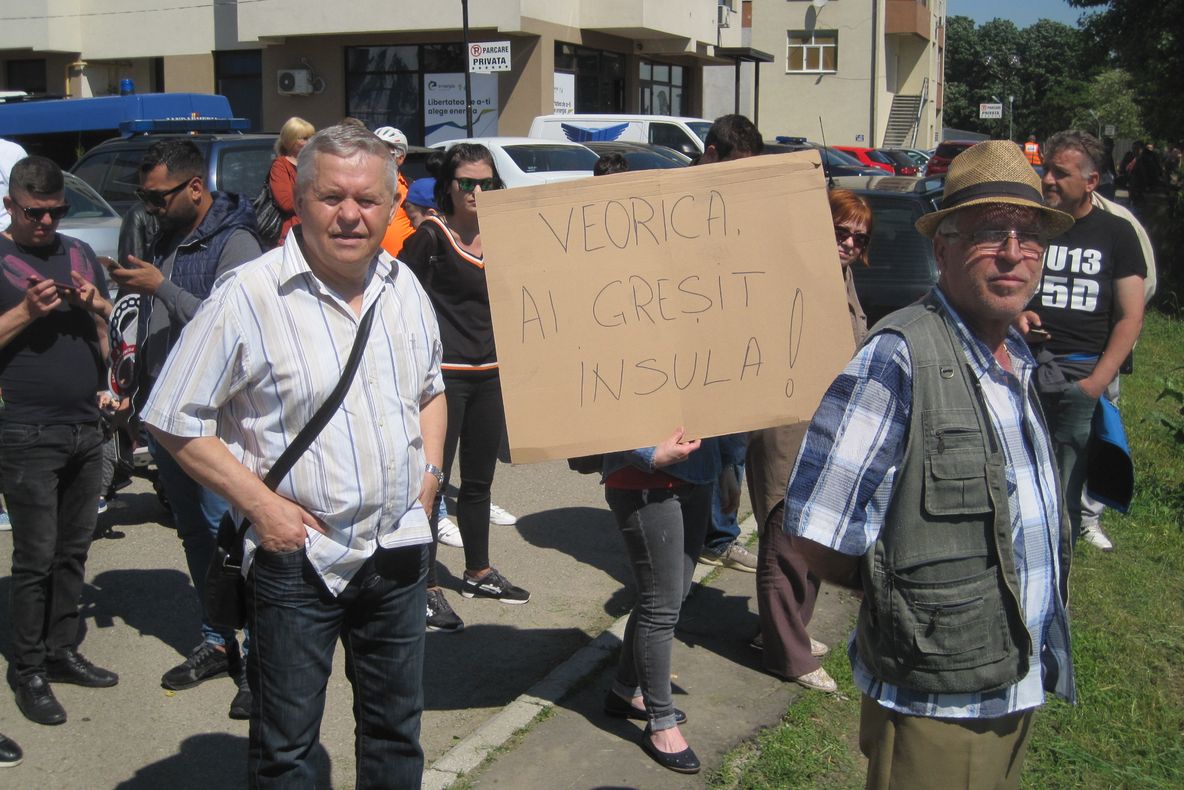 Mesajul protestatarilor din Bacău:„Veorica, ai greșit insula”, „Bine ai venit în Hunedoara”. Premierul Dăncilă merge duminică la vot