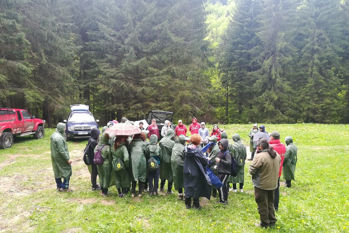 FOTO: Elevi și profesori din patru țări au luat la pas traseele montane din zona Slănic Moldova