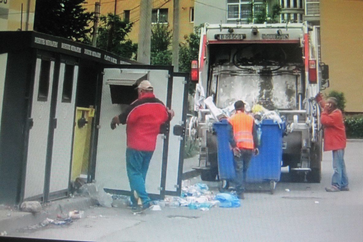 VIDEO:Cum se adună gunoiul în Bacău. După ce a fost pus selectiv în containere, se aruncă de-a valma în mașina de gunoi