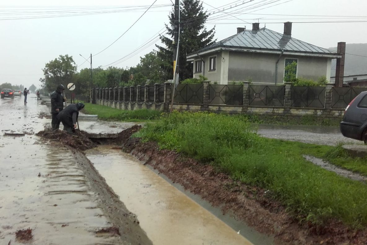 VIDEO-ULTIMA ORĂ: DN2, la un pas să fie inundată. Aluviunile au ajuns pe şosea