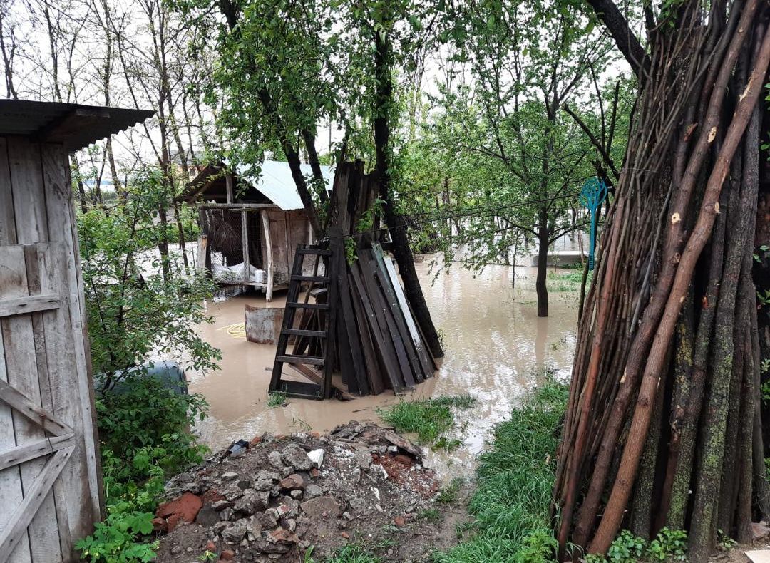 GALERIE FOTO: 50 de gospodării inundate în județul Bacău. În unele zone a plouat într-o zi cât într-o lună obișnuită