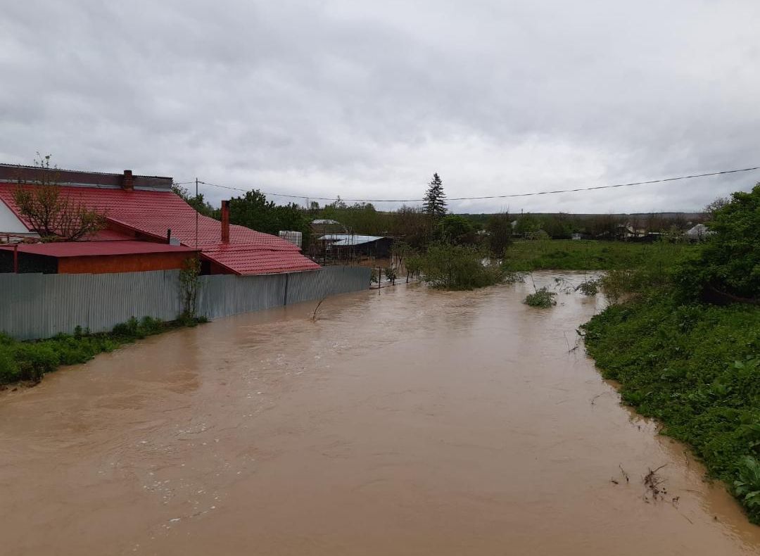 Cod portocaliu pe mai multe râuri din Bacău! Hidrologii nu exclud un COD ROȘU în orele următoare
